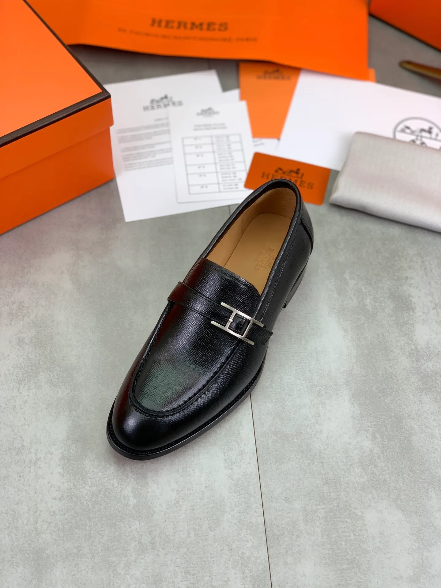 Factory price P980 💰💎💎💎 Original genuine leather outsole Brand: Hermès Grade: Same as the official website Original quality materials: Original soft calfskin Water-dyed cowhide lining Original Italian genuine leather outsole Style categories: Men's fashion Formal casual leather shoes Slip-on men's shoes series Young fashion European and American trends British style Code number: 39-45 (38.46 can be customized)